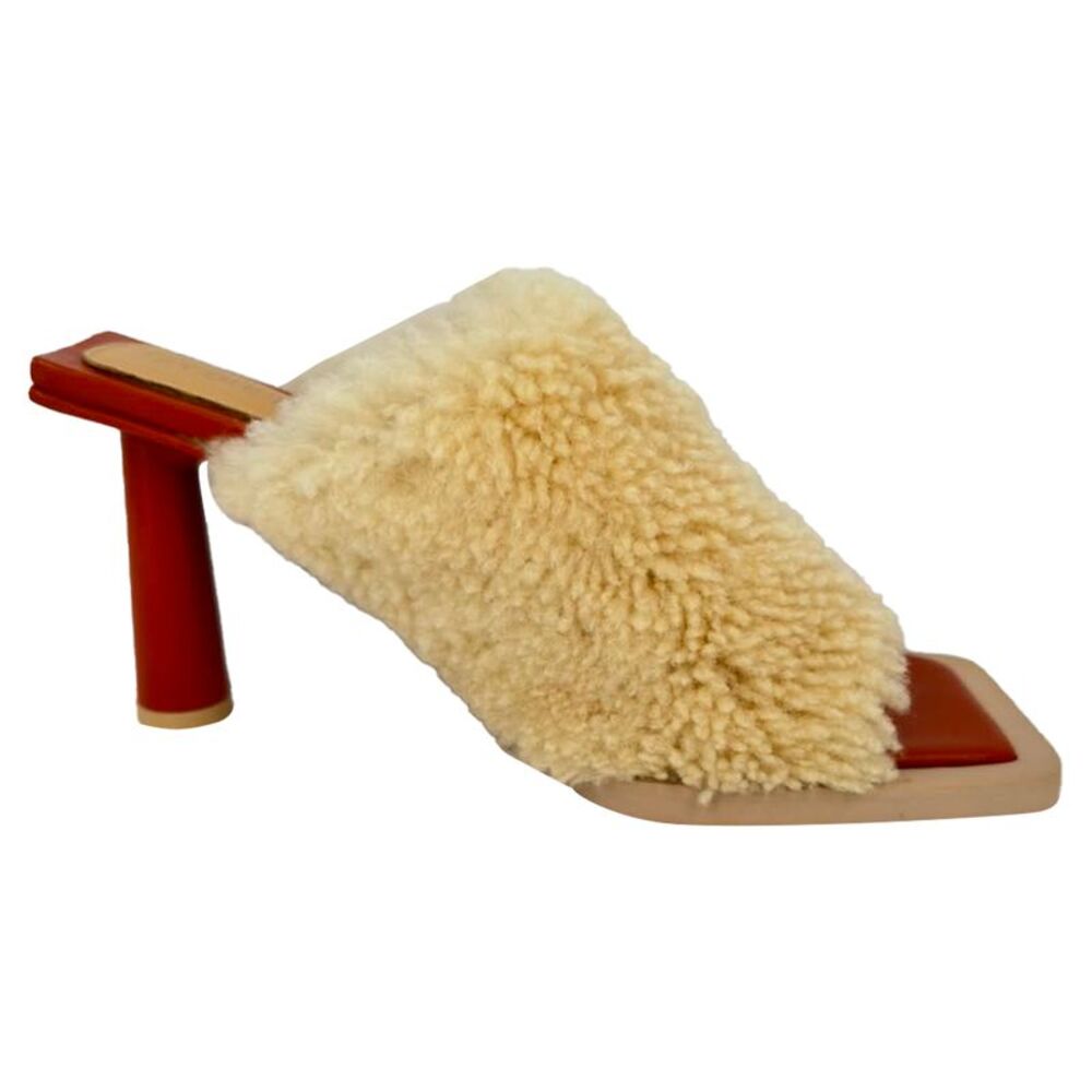 Jacquemus Les Mules Carrés Ronds Shearling Sandals in Cream Faux Fur